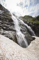 watervallen in Kaukasus bergen foto