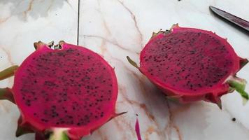 rood draak fruit dat heeft geweest besnoeiing in twee onderdelen 01 foto