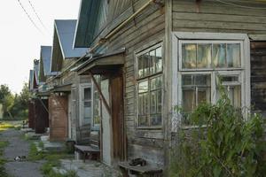 oud huizen in platteland. kazerne in getto. behuizing voor arm. vervallen gebouwen. foto