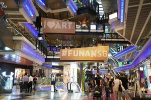 Singapore funan 2 juni 2022. de winkelen in funan kleinhandel winkelcentrum gebouwen foto