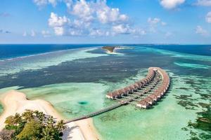 fantastisch antenne eiland landschap, luxe tropisch toevlucht of hotel met water villa's en mooi strand landschap. verbazingwekkend vogel ogen visie in Maldiven, landschap zeegezicht antenne visie mooi Maldiven foto