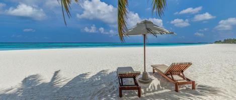 mooi tropisch strand spandoek. wit zand zee zand lucht en kokosnoot palmen reizen toerisme breed panorama achtergrond. verbazingwekkend romantisch paar vakantie landschap. exotisch eiland vakantie huwelijksreis bestemming foto