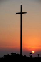 groot kruis bij zonsopgang foto