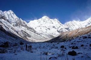 visie van de nepalese bergen Bij zonsopkomst. berg winter landschap foto