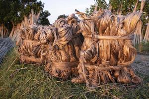 een dikke bruine bundel rauwe jute op de grond heeft liggen foto