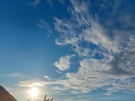 blauw lucht met wit wolk achtergrond vrij foto. foto