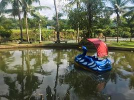 een leeg eendvormig water fiets foto