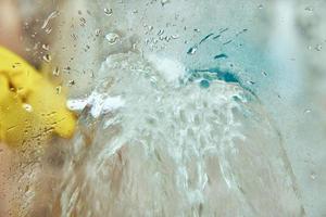 vrouw schoonmaak badkamer cabine foto