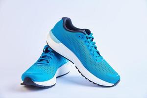 paar- van blauw rennen sportschoenen Aan wit achtergrond geïsoleerd foto