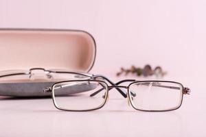 de concept van correct opslagruimte - gebroken bril Aan de achtergrond van een moeilijk geval met bril foto