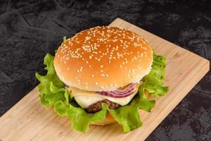 hamburger met rundvlees pasteitje Aan een houten bord foto