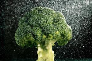 broccoli op zwarte achtergrond