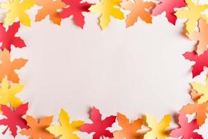 kader gemaakt van besnoeiing uit esdoorn- veelkleurig bladeren van ambacht papier. herfst decoratie. foto