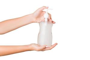 vrouw hand- Holding room fles van lotion geïsoleerd. meisje geven kunstmatig producten Aan wit achtergrond foto