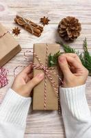 handen van vrouw decoreren Kerstmis geschenk doos. handen van vrouw decoreren Kerstmis geschenk doos foto