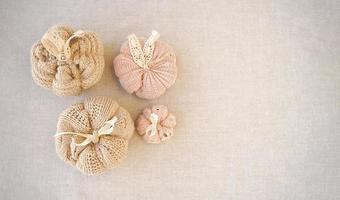 hobby achtergrond met handgemaakt breien pompoenen. doe-het-zelf, ambacht decoratie voor vallen en winter vakantie. vlak leggen, top visie foto