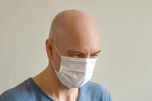 kaal Mens in een beschermend medisch masker detailopname, de concept van bescherming van de pandemisch foto