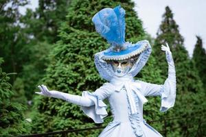 vrouw in carnaval jurk masker foto