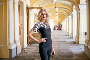 mooi blond vrouw poseren voor de camera , wandelen in de omgeving van de stad foto