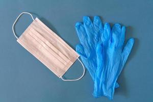 medisch masker en handschoenen Aan een blauw achtergrond foto