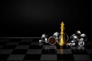 strategie en bedrijf planning ideeën. schaak goud Aan de bord. foto