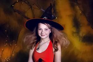 een tiener- meisje in een heks kostuum voor halloween foto