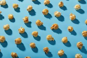 een patroon van popcorn patronen Aan een blauw achtergrond. foto
