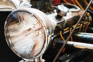 ronde koplamp van een wijnoogst retro auto dichtbij omhoog. foto