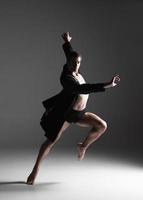 de jonge aantrekkelijke moderne balletdanser op witte achtergrond foto