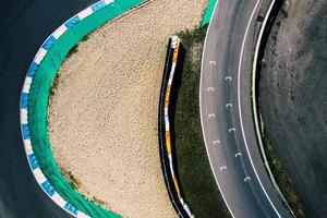 antenne top naar beneden dar visie van een racing bijhouden met strak bochten en haarspelden foto