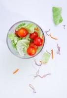 gemengde salade in draaibeker foto