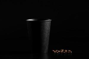 een zwart glas van koffie. koffie is verspreide Aan een donker achtergrond. kant visie foto