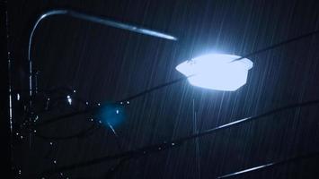 regenen nacht en licht. regen druppels vallend in nacht Bij Bangkok Thailand in augustus regenen seizoen. foto