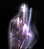 3D-illustratie van een gloeiende menselijke vrouwelijke hand met een Kirlian-aura met verschillende symbolen foto