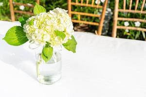 bloem regelingen Aan bruiloft tafel dat ingericht. mooi bruiloft boeketten Aan een tafel foto