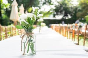 bloem regelingen Aan bruiloft tafel dat ingericht. mooi bruiloft boeketten Aan een tafel foto