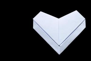 wit papier gevouwen origami liefde hart geïsoleerd Aan zwart achtergrond. foto