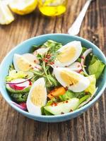 gezonde groentesalade met gekookte eieren en chilivlokken foto