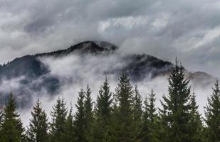 opwarming van de aarde. berglandschap. wolken en mist foto