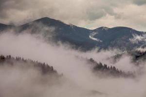 opwarming van de aarde. berglandschap. wolken en mist foto