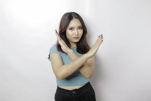 mooi Aziatisch vrouw vervelend blauw overhemd met hand- gebaar houding afwijzing of verbod met kopiëren ruimte foto
