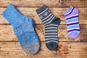 sokken Aan houten achtergrond. gebreid sokken voor de verkoudheid seizoen en gekleurde sokken voor zomer schoenen foto