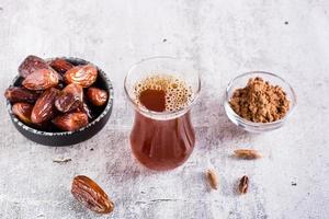 alternatief koffie van grond datum zaden Aan de tafel. vermijden cafeïne. foto