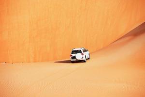 4x4 dune bashing is een populaire sport in de Arabische woestijn