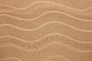cyprus inscriptie op het golvende zand foto
