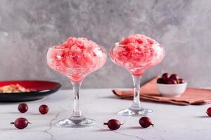 zomer drinken bevroren wijn modderig in bril Aan de tafel. verfrissend alcoholisch cocktail foto