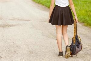 vrouw wandelen Aan de weg Holding rugzak in hand, reizen concept, liften foto