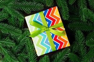 top visie van vakantie geschenk doos en Spar boom takken met leeg ruimte voor uw ontwerp. nieuw jaar ornament concept foto