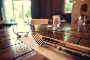 mes en vork ingesteld op een vintage houten tafel. selectief foto