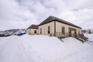 de huisjes omringd door sneeuw in een recreatie Oppervlakte in de bergen foto